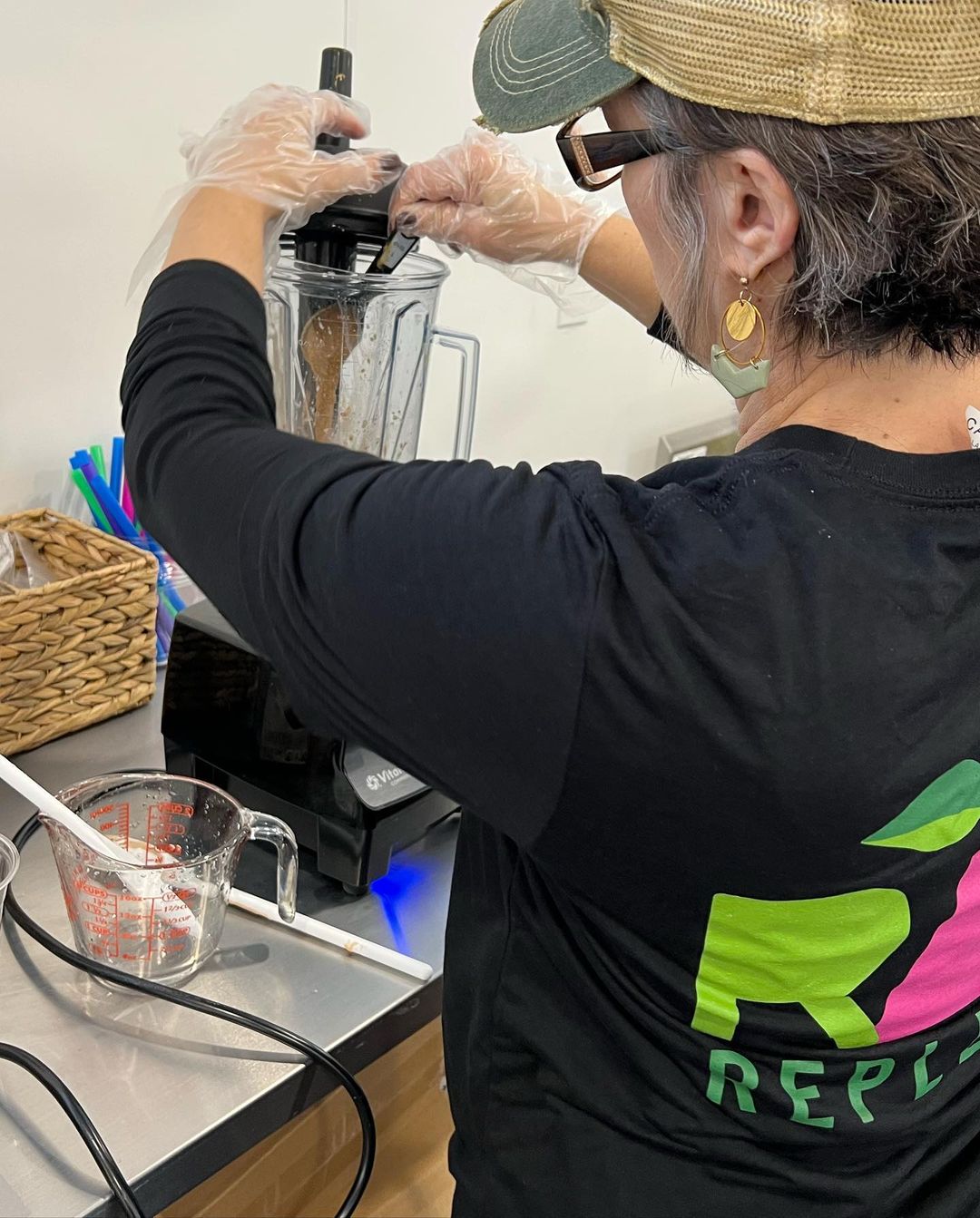 Cold-pressed juice franchise image of team member making a smoothie.